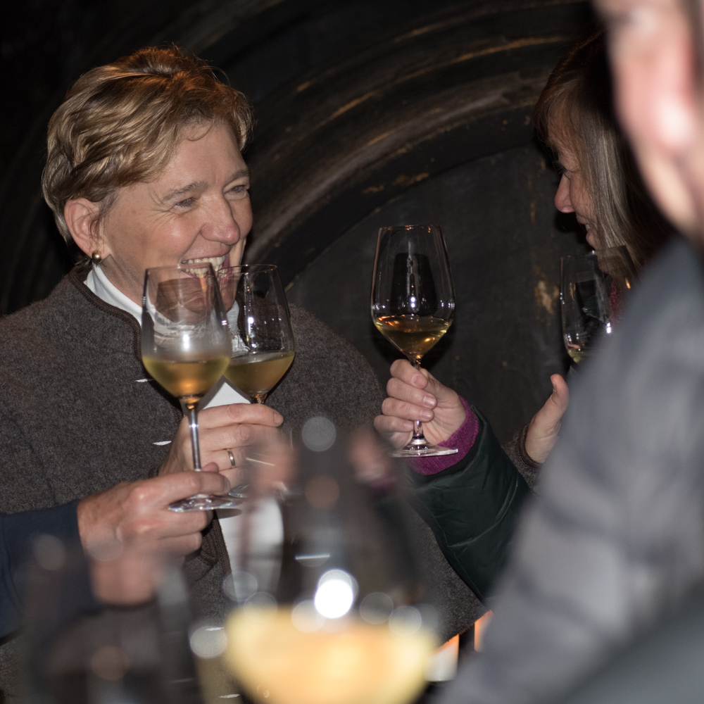 Maria Honsig bei Weinverkostung